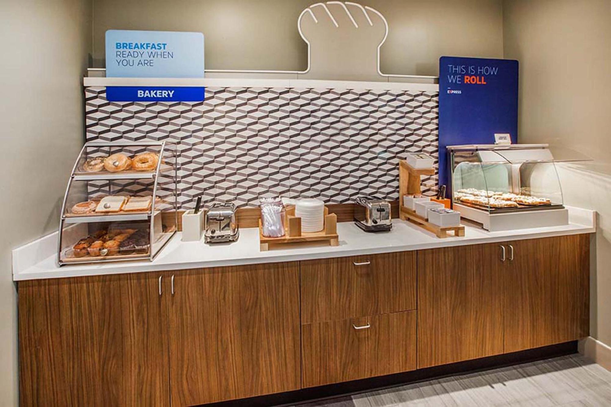 Holiday Inn Express Hotel & Suites Greensboro - Airport Area By Ihg Екстериор снимка