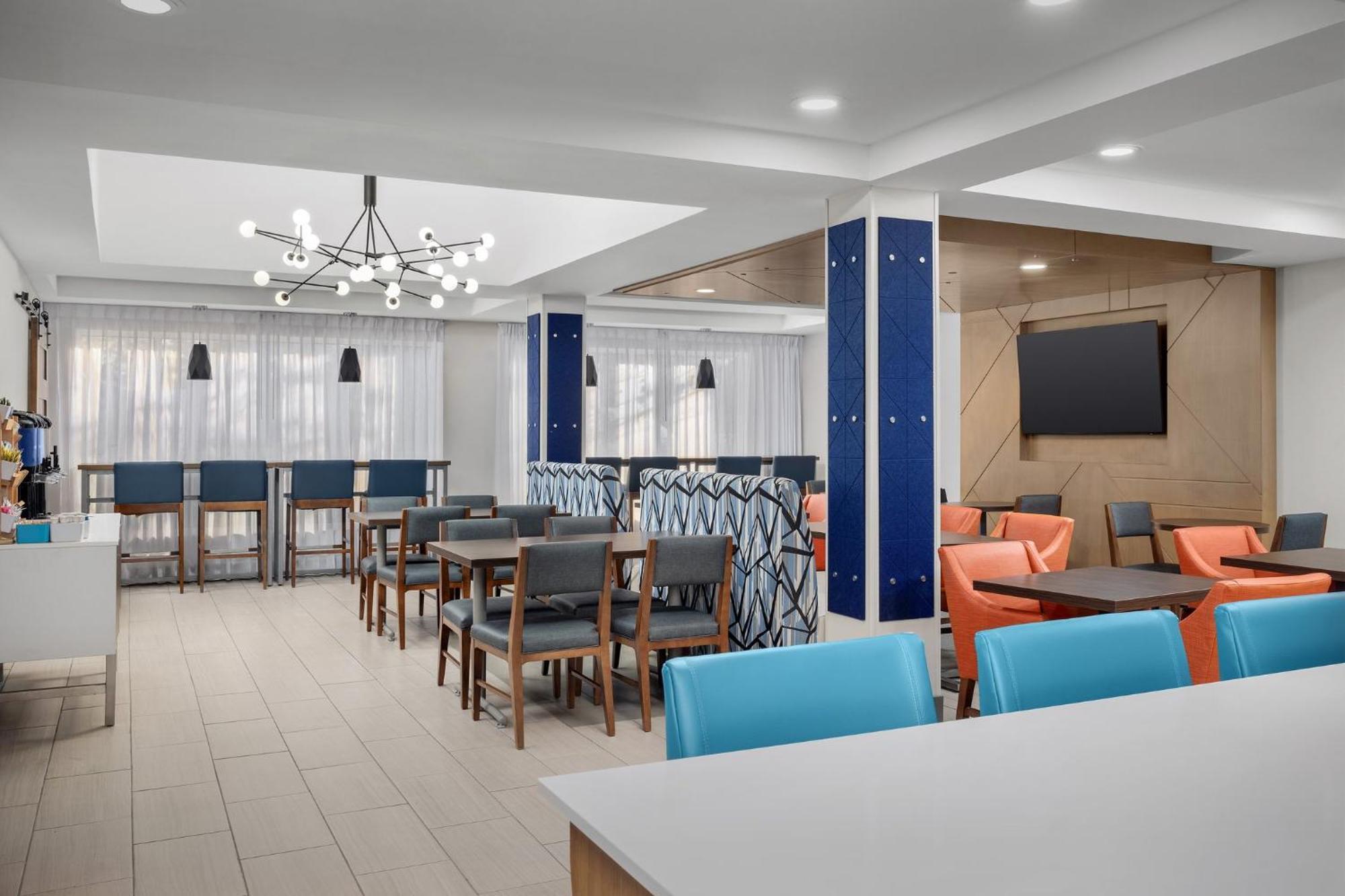 Holiday Inn Express Hotel & Suites Greensboro - Airport Area By Ihg Екстериор снимка