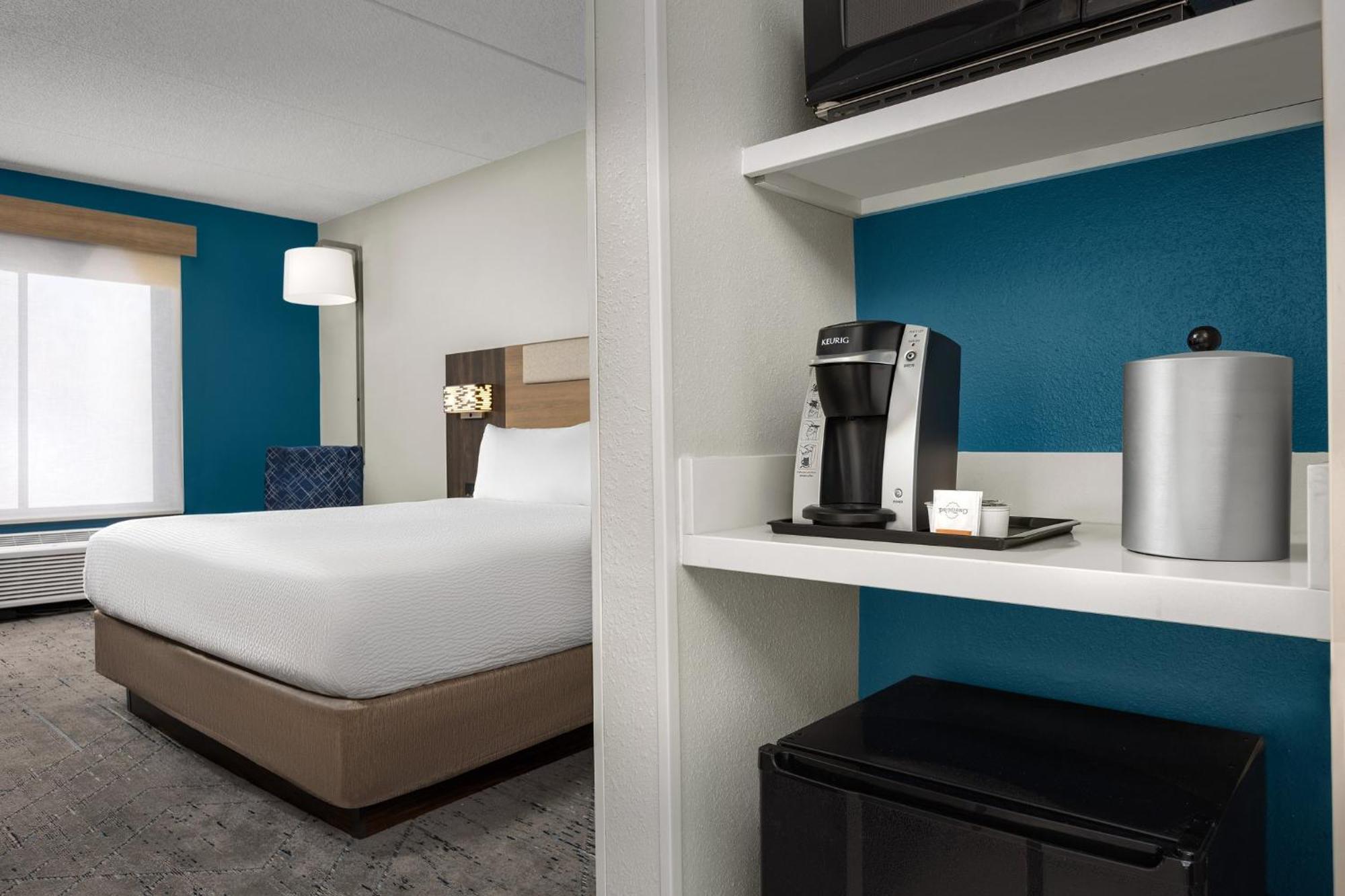 Holiday Inn Express Hotel & Suites Greensboro - Airport Area By Ihg Екстериор снимка