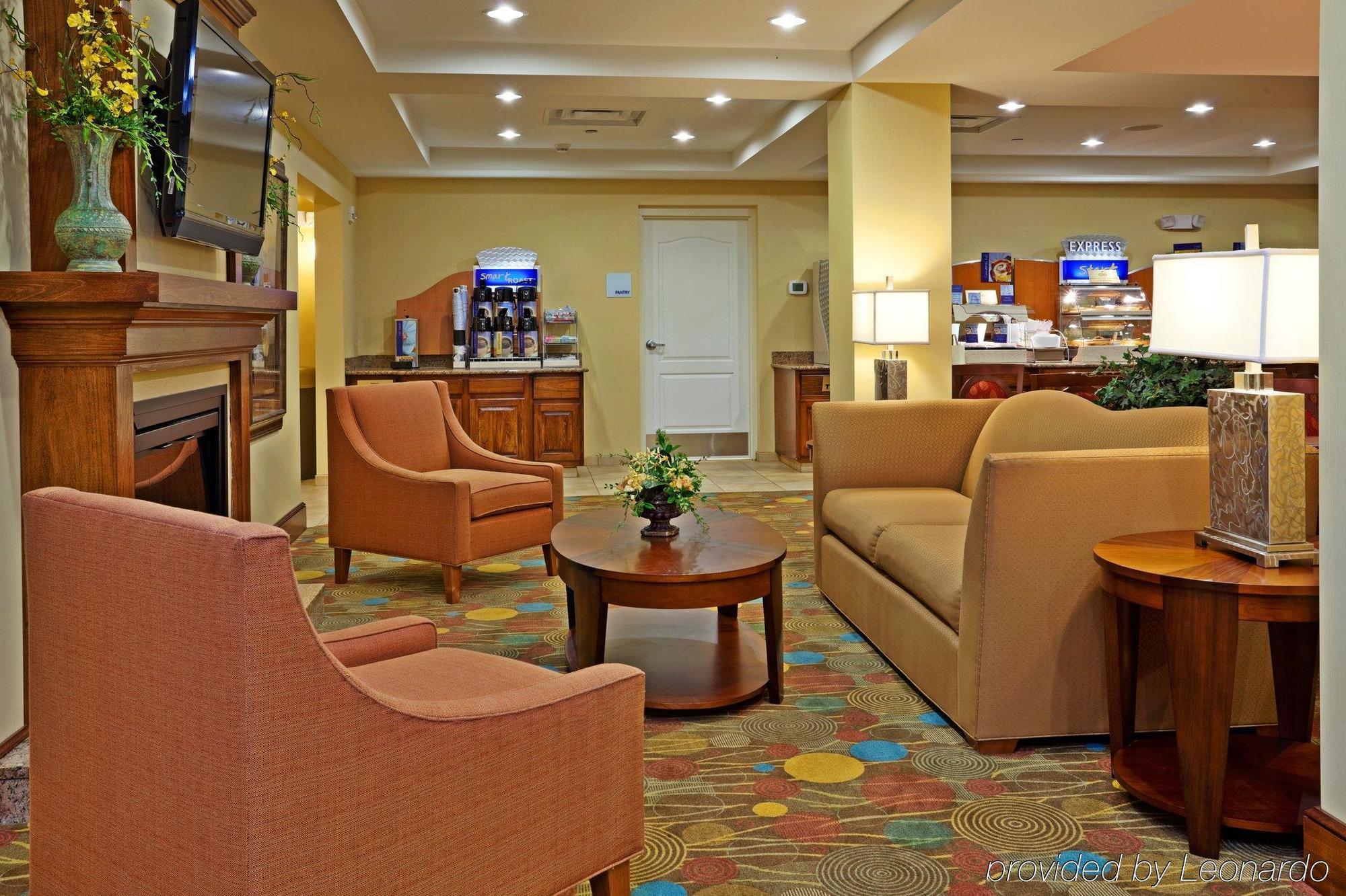 Holiday Inn Express Hotel & Suites Greensboro - Airport Area By Ihg Екстериор снимка