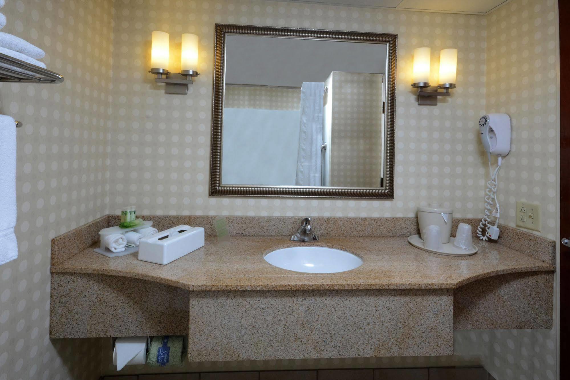Holiday Inn Express Hotel & Suites Greensboro - Airport Area By Ihg Екстериор снимка