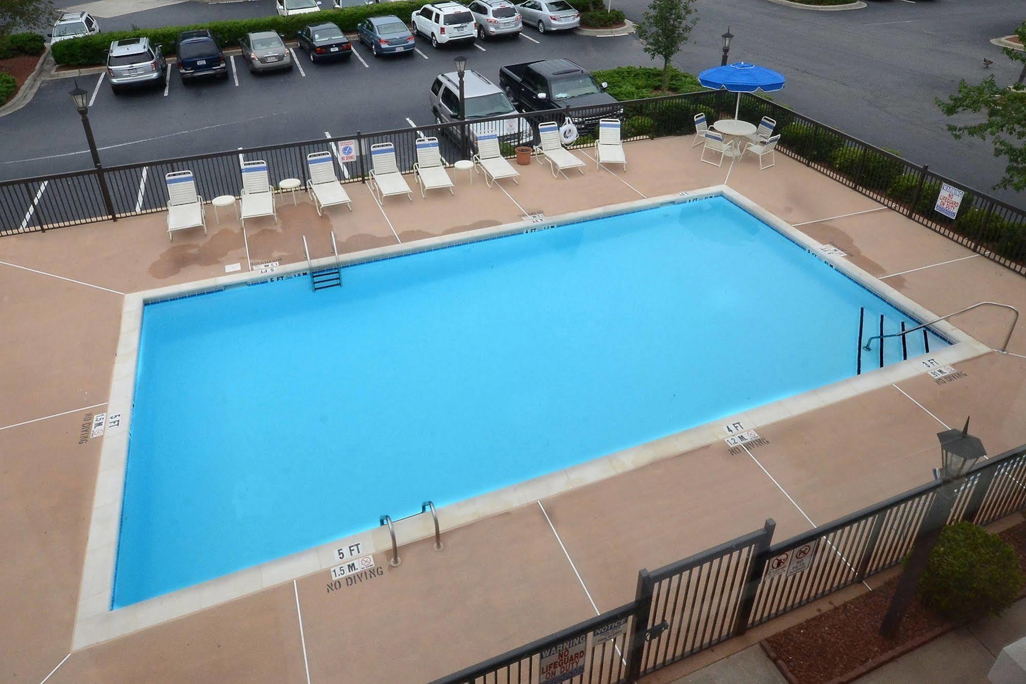 Holiday Inn Express Hotel & Suites Greensboro - Airport Area By Ihg Екстериор снимка