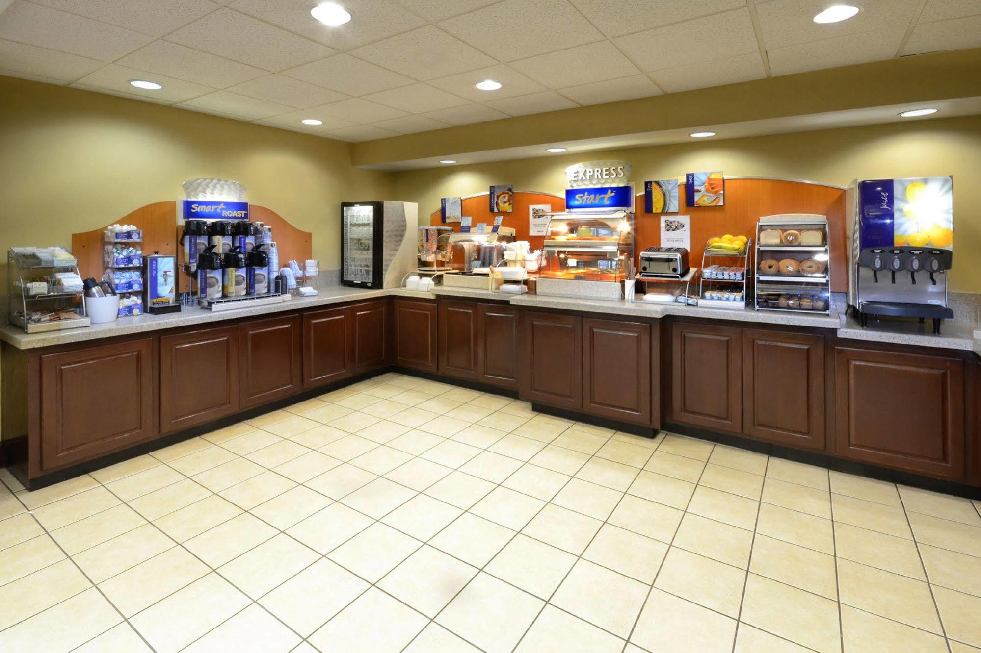 Holiday Inn Express Hotel & Suites Greensboro - Airport Area By Ihg Екстериор снимка